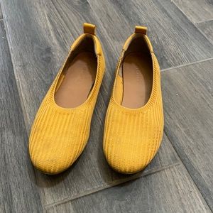 Everlane yellow size 9 knit flat